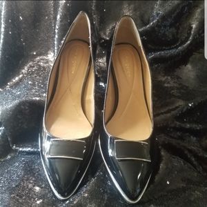 ANDREW GELLER Black patent pointy toe pump with bow ornament Size 11